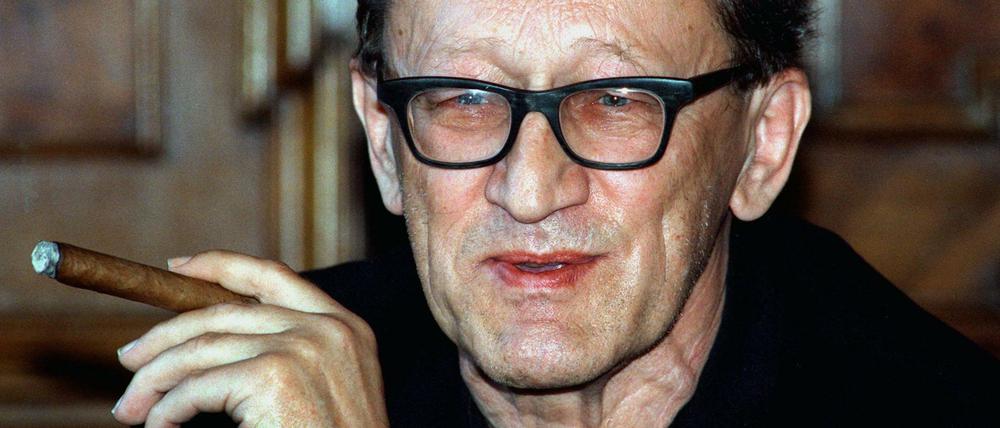 Heiner Müller mit Zigarre 1995.