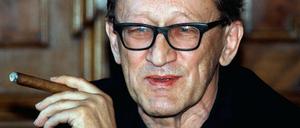 Heiner Müller mit Zigarre 1995.