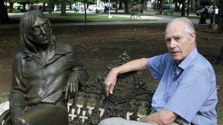 Sir George Martin, hier 2002 mit einer Skulptur von John Lennon fotografiert, ist mit 90 Jahren gestorben.