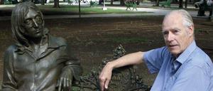 Sir George Martin, hier 2002 mit einer Skulptur von John Lennon fotografiert, ist mit 90 Jahren gestorben.
