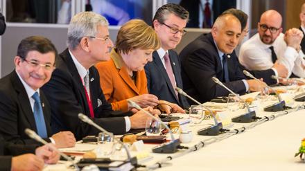 Am Verhandlungstisch in Brüssel: Kanzlerin Merkel, links der türkische Ministerpräsident Davutoglu.