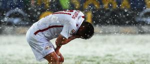 Das Schneetreiben machte den Akteuren, hier der Leipziger Diego Demme, in Freiburg zu schaffen.