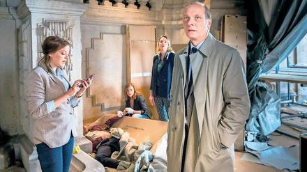 Kripo-Anwärterin Maria Mohr (Jella Haase, v.l.n.r.), Kommissarin Karin Gorniak (Karin Hanczewski), ihre Kollegin Henni Sieland (Alwara Höfels) und Kommissariatsleiter Peter Michael Schnabel (Martin Brambach) auf Mördersuche. 