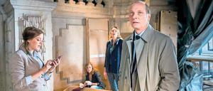 Kripo-Anwärterin Maria Mohr (Jella Haase, v.l.n.r.), Kommissarin Karin Gorniak (Karin Hanczewski), ihre Kollegin Henni Sieland (Alwara Höfels) und Kommissariatsleiter Peter Michael Schnabel (Martin Brambach) auf Mördersuche.