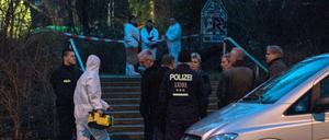 Kriminaltechniker untersuchen die Parkanlage an der Ruschestraße, in der ein Spaziergänger eine Babyleiche gefunden hatte.