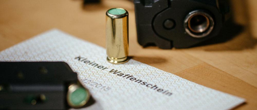 Der Kleine Waffenschein berechtigt den Besitzer zum Tragen einer solchen Waffe in der Öffentlichkeit.