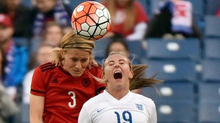 Zum Schreien. Die Engländerin Toni Duggan (vorne) verliert ein Kopfballduell gegen Saskia Bartusiak.