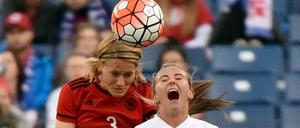 Zum Schreien. Die Engländerin Toni Duggan (vorne) verliert ein Kopfballduell gegen Saskia Bartusiak.