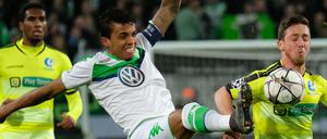 Fuß hoch! Luiz Gustavo gibt im Zweikampf mit Brecht Dejaegere eine gute Figur ab.