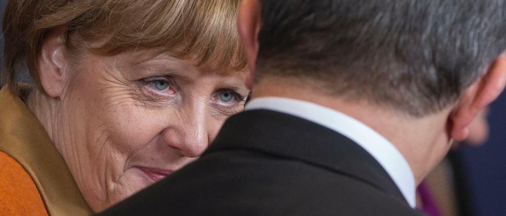 Bundeskanzlerin Merkel im Gespräch mit dem türkischen Ministerpräsidenten Ahmet Davutoglu.