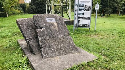 Das Denkmal in Schönwalde, dahinter die vielen Fotos.