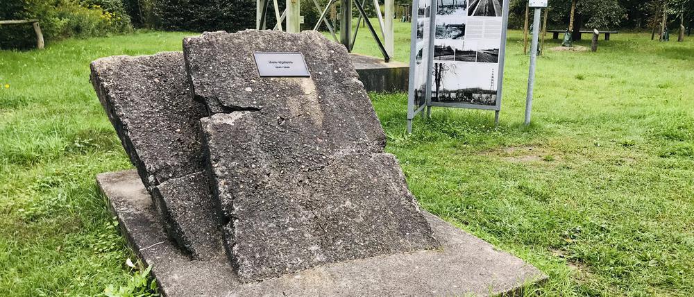 Das Denkmal in Schönwalde, dahinter die vielen Fotos.