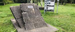 Das Denkmal in Schönwalde, dahinter die vielen Fotos.
