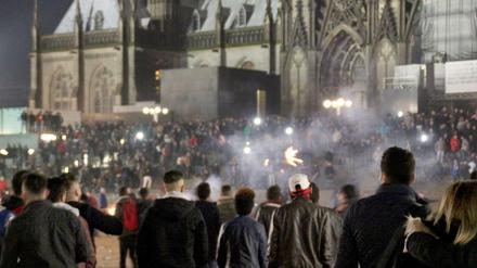 Zahlreiche Menschen an Silvester in Köln auf dem Vorplatz des Hauptbahnhofs.