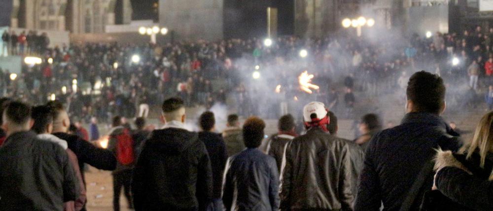 Zahlreiche Menschen an Silvester in Köln auf dem Vorplatz des Hauptbahnhofs.