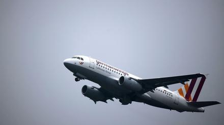 Ein Germanwings Airbus A 319 startet am Dienstag auf dem Flughafen Köln/Bonn. Knapp ein Jahr nach dem Germanwings-Absturz ist eine Schülergruppe des Joseph-König-Gymnasiums aus Haltern zum Austausch Richtung Barcelona aufgebrochen.