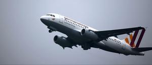Ein Germanwings Airbus A 319 startet am Dienstag auf dem Flughafen Köln/Bonn. Knapp ein Jahr nach dem Germanwings-Absturz ist eine Schülergruppe des Joseph-König-Gymnasiums aus Haltern zum Austausch Richtung Barcelona aufgebrochen.