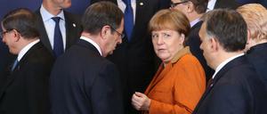 Kanzlerin Angela Merkel umringt von anderen europäischen Regierungschefs in Brüssel. 