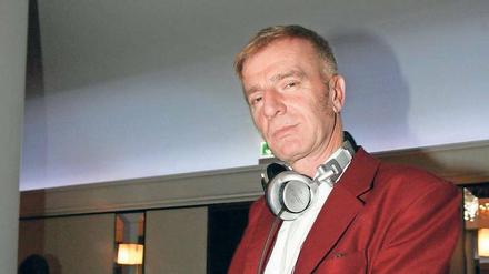 Peter Glückstein hinter den Turntables bei der Eröffnung des „Goya“.