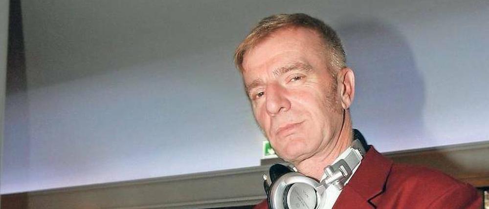 Peter Glückstein hinter den Turntables bei der Eröffnung des „Goya“.