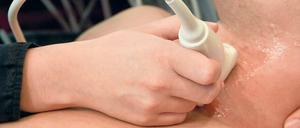 Die Schilddrüse erstreckt sich auf beide Seiten des Halses. Um krankhaften Veränderungen auf die Spur zu kommen, nutzen Ärzte oft den Ultraschall.