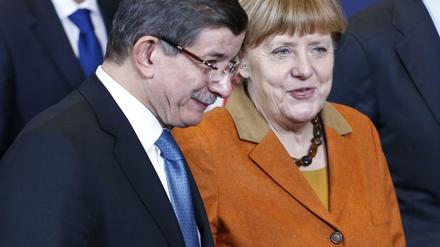 Der türkische Premierminister Ahmet Davutoglu und die deutsche Kanzlerin Angela Merkel beim EU-Türkei-Gipfel am 7. März 2016.