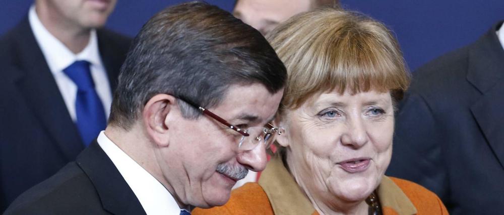 Der türkische Premierminister Ahmet Davutoglu und die deutsche Kanzlerin Angela Merkel beim EU-Türkei-Gipfel am 7. März 2016.