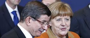 Der türkische Premierminister Ahmet Davutoglu und die deutsche Kanzlerin Angela Merkel beim EU-Türkei-Gipfel am 7. März 2016.