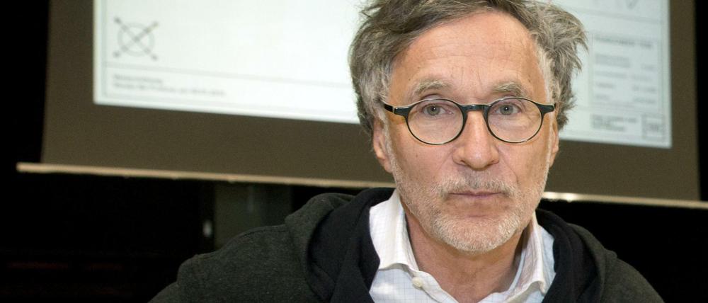 Möbel-Unternehmer Kurt Krieger kann loslegen. Bei der Informationsveranstaltung stellte er seine Pläne fürs Pankower Tor vor, im Hintergrund der Plan des Geländes.