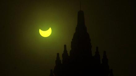 Kurz vor der totalen Sonnenfinsternis in Yogyakarte, Indonesien am Mittwoch.