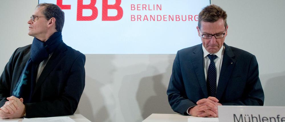Der Vorsitzende der Geschäftsführung der Flughafengesellschaft Berlin Brandenburg (FBB), Karsten Mühlenfeld (rechts) sitzt neben dem Regierende Bürgermeister von Berlin, Michael Müller (l, SPD
