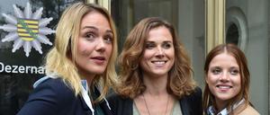 Die Schauspielerinnen Alwara Höfels (l-r), Karin Hanczewski und Jella Haase am Set des MDR Tatorts "Auf einen Schlag".