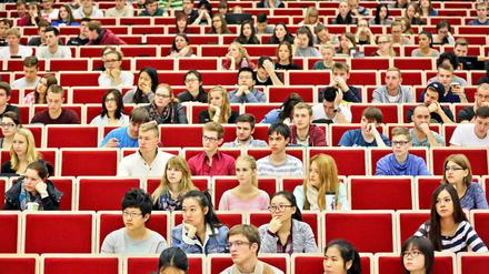 Studierende sitzen in einem Hörsaal.
