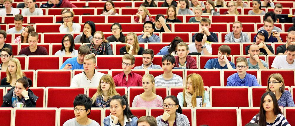 Studierende sitzen in einem Hörsaal.