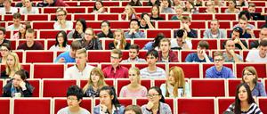 Studierende sitzen in einem Hörsaal.