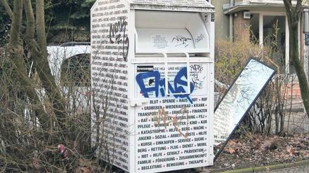Spieglein, Spieglein. Dieser – wenn auch beschmierte – legale Container in Kreuzberg gehört dem Roten Kreuz, das sieht man am Logo. Bei anderen ist nicht klar, wem man da eigentlich hilft, wenn man Altkleider einwirft. Es fehlen Infos zum Inhaber, zum Spendenzweck.