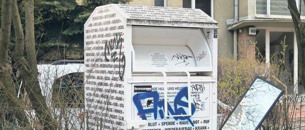 Spieglein, Spieglein. Dieser – wenn auch beschmierte – legale Container in Kreuzberg gehört dem Roten Kreuz, das sieht man am Logo. Bei anderen ist nicht klar, wem man da eigentlich hilft, wenn man Altkleider einwirft. Es fehlen Infos zum Inhaber, zum Spendenzweck.