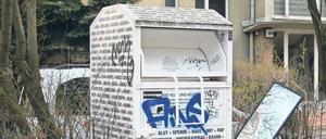 Spieglein, Spieglein. Dieser – wenn auch beschmierte – legale Container in Kreuzberg gehört dem Roten Kreuz, das sieht man am Logo. Bei anderen ist nicht klar, wem man da eigentlich hilft, wenn man Altkleider einwirft. Es fehlen Infos zum Inhaber, zum Spendenzweck.