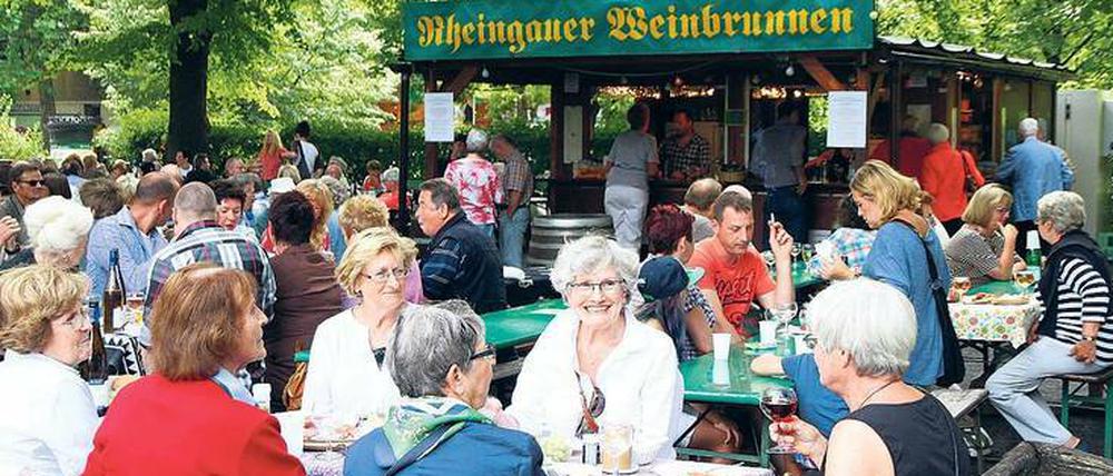 Ein Gläschen in Ehren wird andere stören. Der Rheingauer Weinbrunnen dauert daher nicht mehr so lang. 