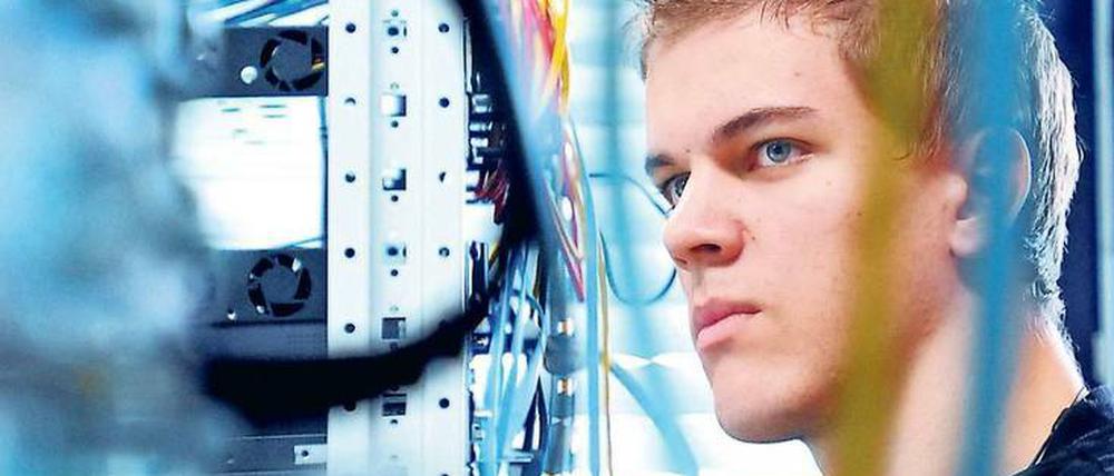 Flache Hierarchien gehören zu den Vorteilen junger Unternehmen. Auszubildende sollen Berufe wie Systemadministrator künftig in Start-ups erlernen.