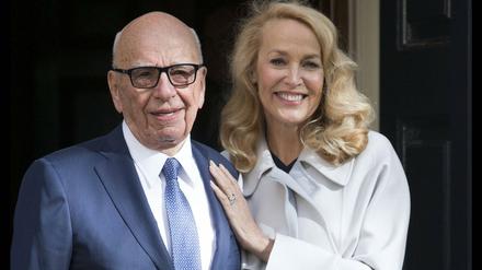 Rupert Murdoch und Jerry Hall am 4. März 2016 vor dem Standesamt in London. 