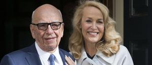 Rupert Murdoch und Jerry Hall am 4. März 2016 vor dem Standesamt in London. 