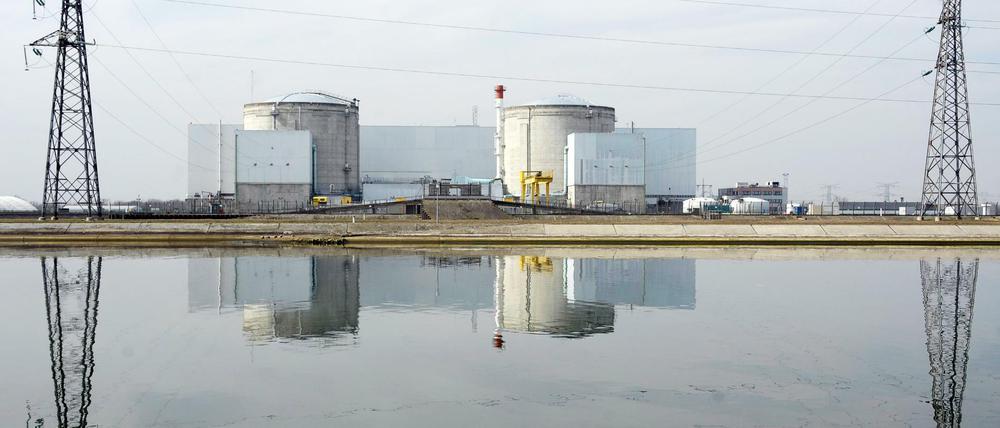 Das französische Atomkraftwerk Fessenheim an der deutschen Grenze hätte eigentlich 2016 stillgelegt werden sollen. Doch nun will Frankreich seine ältesten Meiler noch länger betreiben.