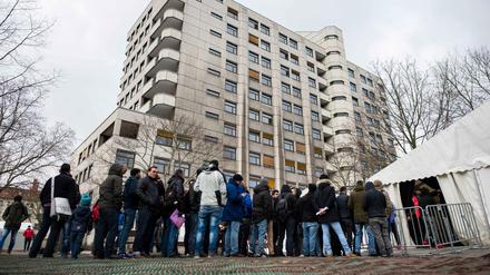 Die Zahl der nach Berlin kommenden Flüchtlinge sinkt zwar. Vor dem Lageso warten dennoch Menschen auf ihren Termin.