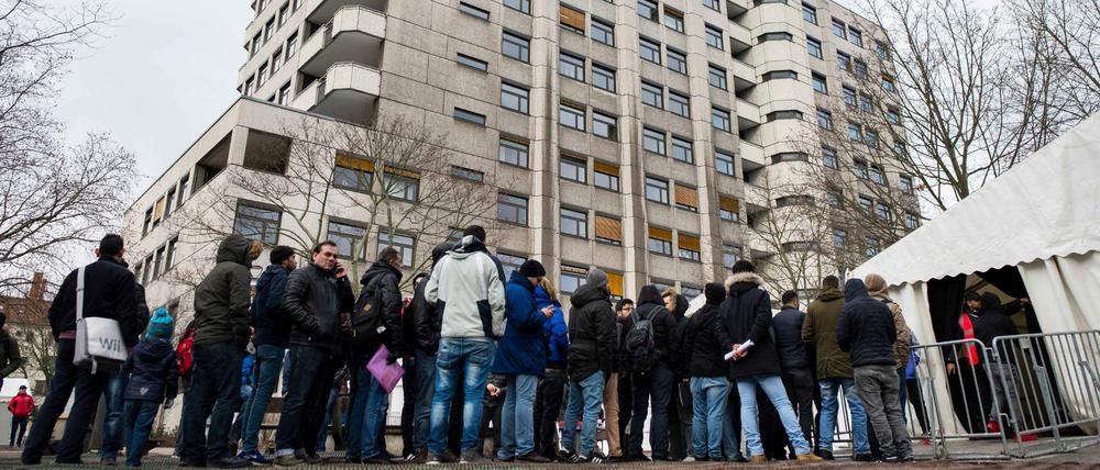 Die Zahl der nach Berlin kommenden Flüchtlinge sinkt zwar. Vor dem Lageso warten dennoch Menschen auf ihren Termin.