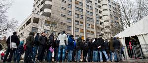 Die Zahl der nach Berlin kommenden Flüchtlinge sinkt zwar. Vor dem Lageso warten dennoch Menschen auf ihren Termin.