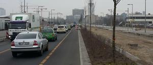 Sogar die Pflanzen sind schon im Boden. Ist hier bald die Straße fertig - pünktlich?