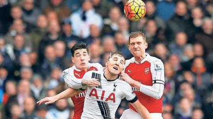White Hart Kane. Tottenhams Harry Kane (Mitte, gegen Arsenals Per Mertesacker) reifte im Stadion an der White Hart Lane zu Englands Stürmerhoffnung. 