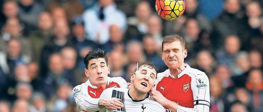 White Hart Kane. Tottenhams Harry Kane (Mitte, gegen Arsenals Per Mertesacker) reifte im Stadion an der White Hart Lane zu Englands Stürmerhoffnung. 