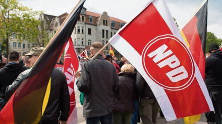 Die Teilnehmer einer Kundgebung der rechtsextremen NPD in Erfurt.